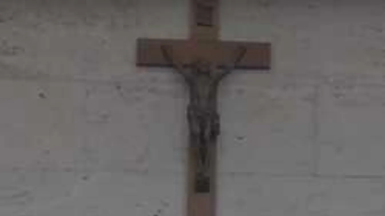 Leszedik a keresztet a montréali városháza díszterméből!