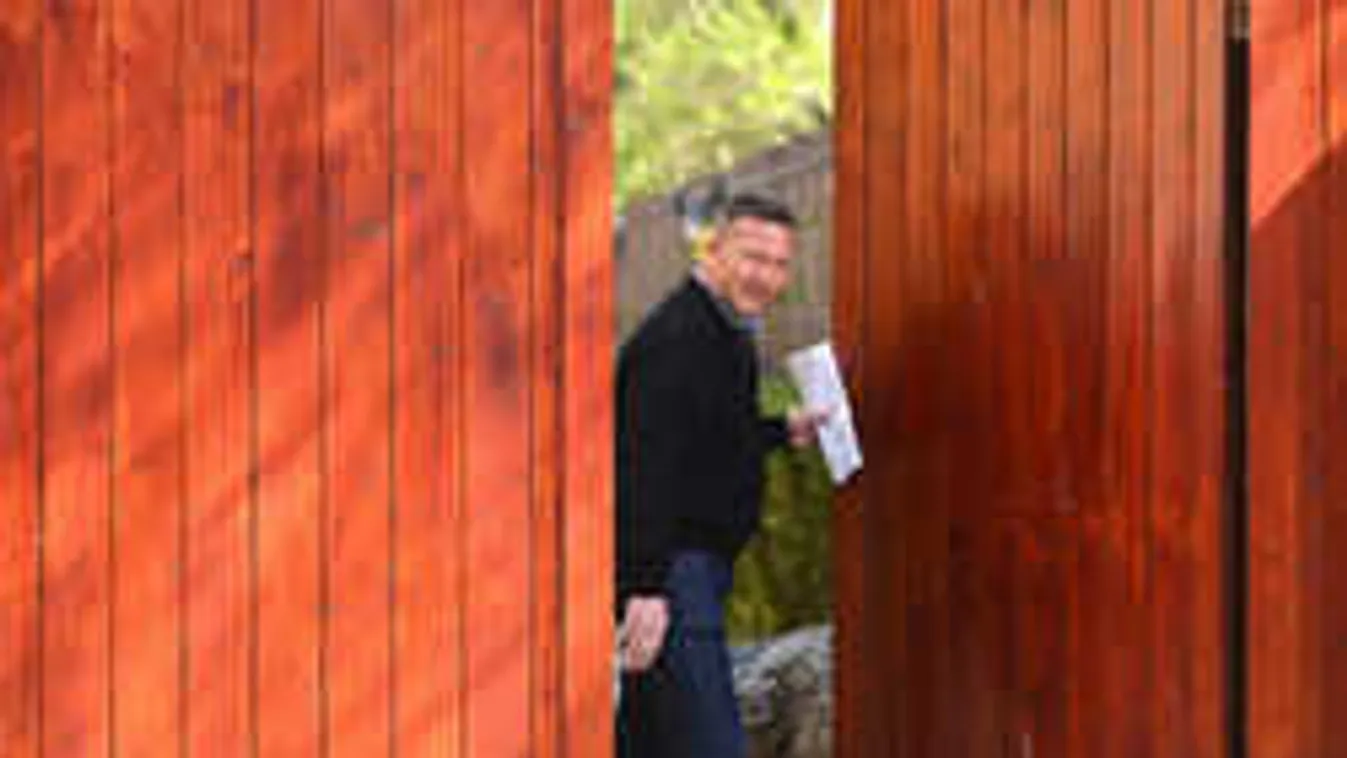 Ujhelyi a házát mutogatja, a számlákat nem