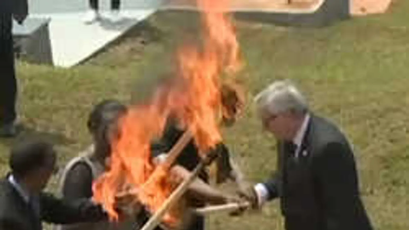 Juncker megint alkotott: felgyújtott egy egész küldöttséget