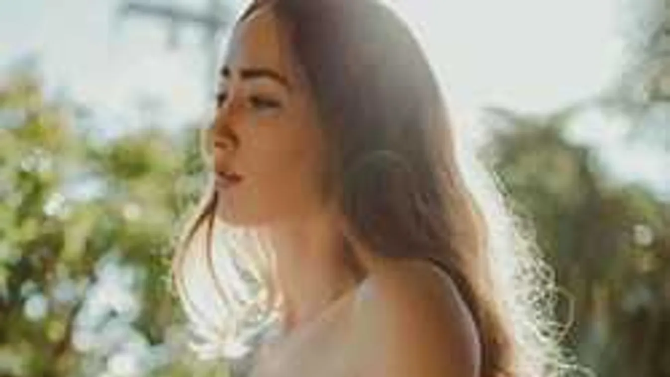 A medence mellett nudizott a tetovált bombázó, valaki lefotózta!