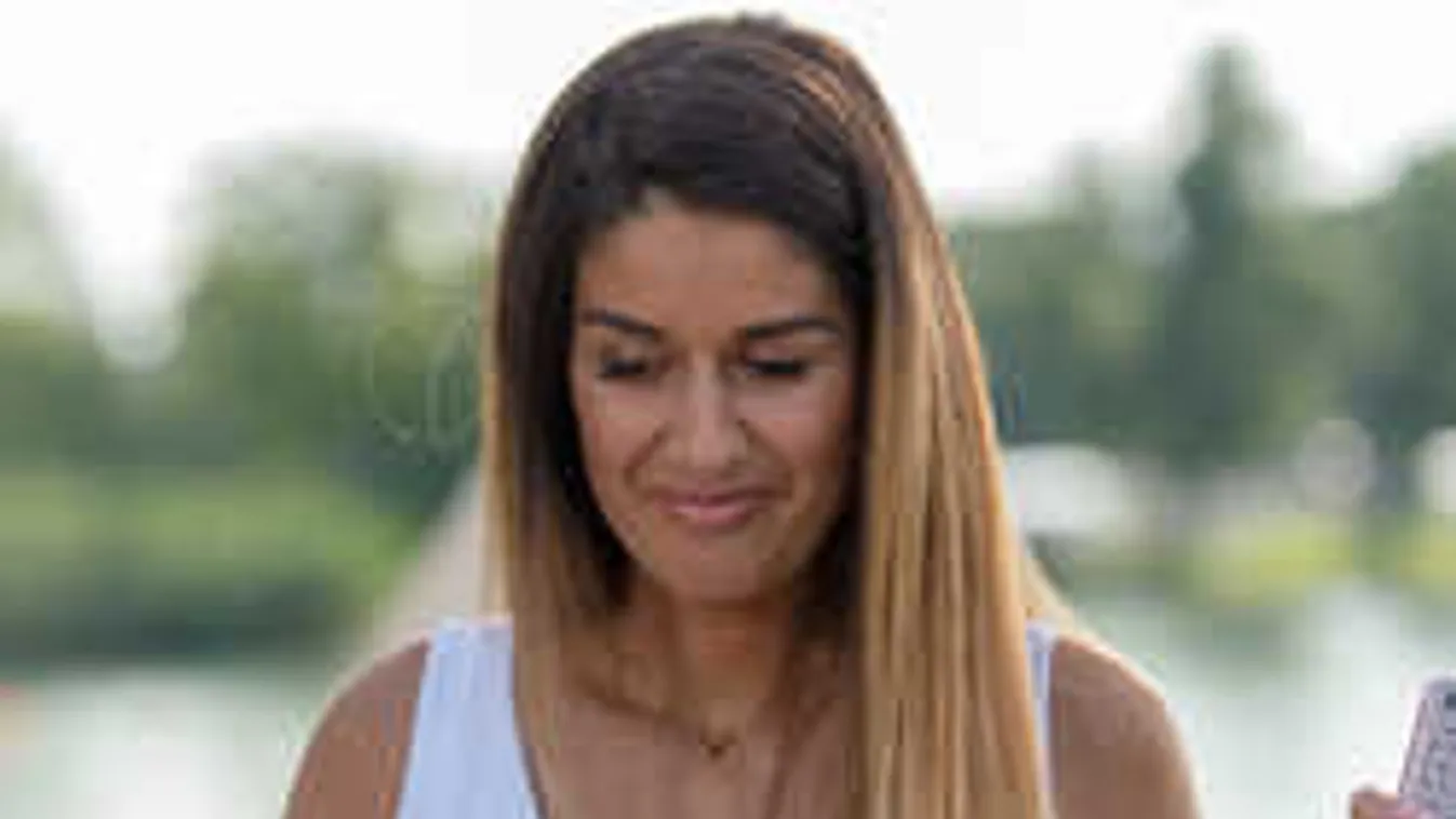 Nem hiszünk a szemünknek: cseppet sem szégyenlős a magyar énekesnő