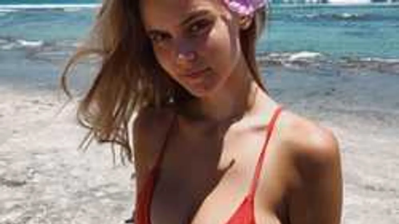 Forró kép, megszabadult bugyijától a dögös színésznő