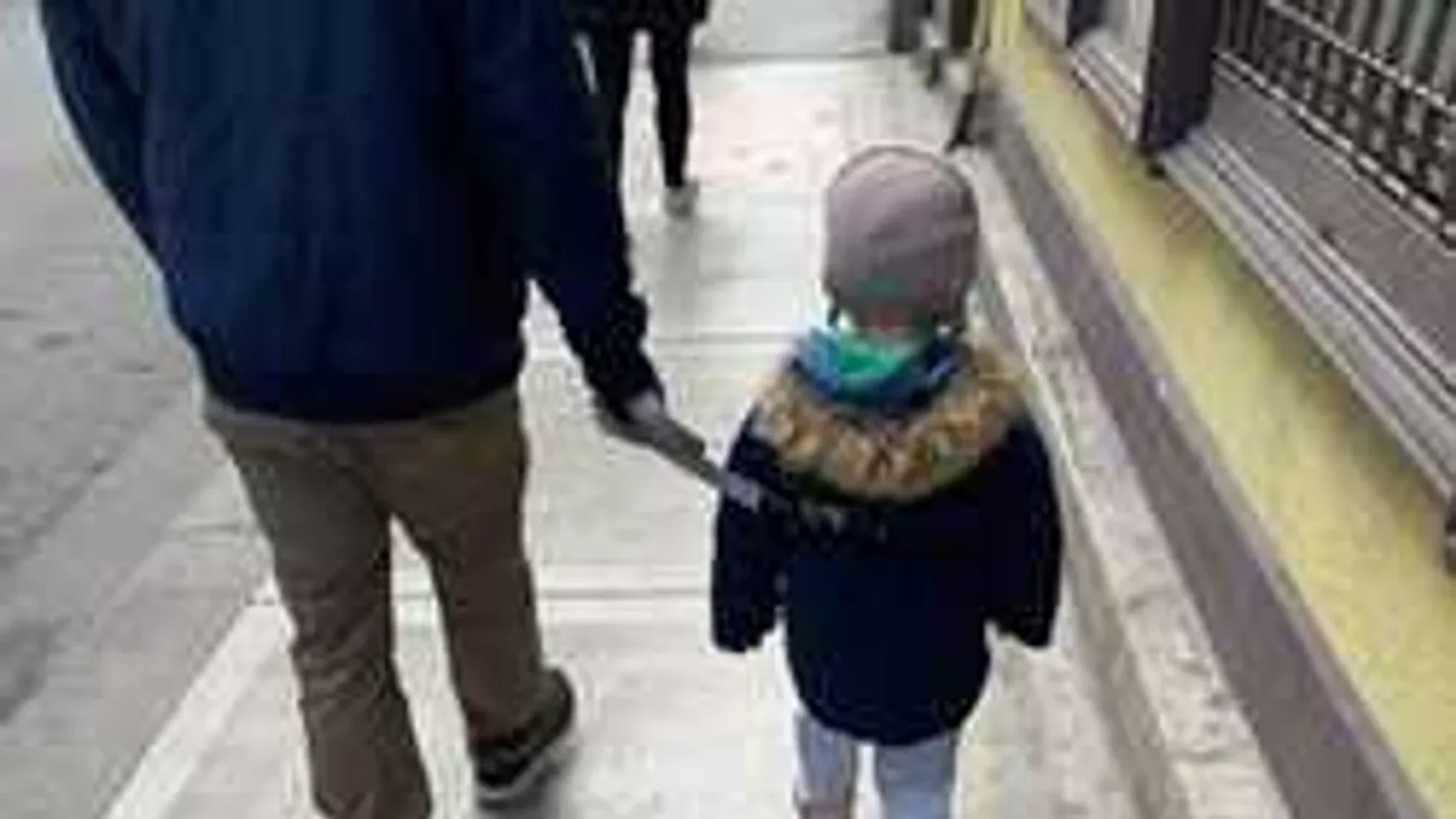 Nagy a felháborodás, pórázon vezettek egy kisgyereket Budapesten