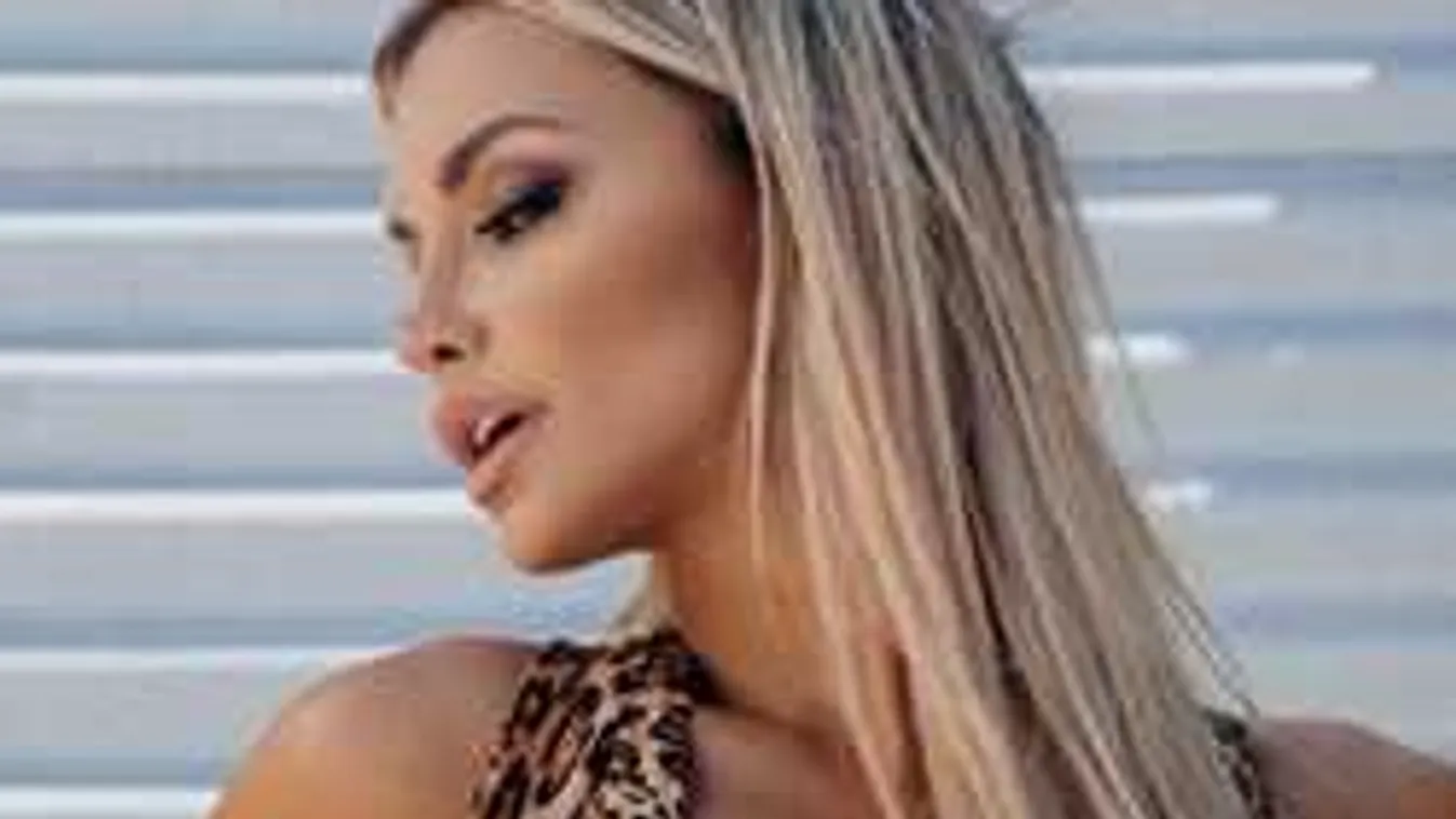 Tükrös szelfivel mutatta meg bombasztikus melleit a szőke színésznő