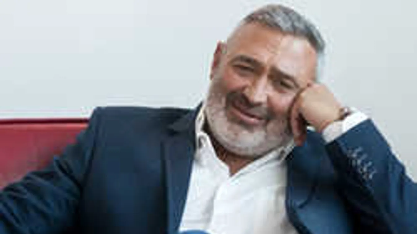 Azt suttogják a színházban, 21 évvel fiatalabb nőt szeret Gesztesi Károly