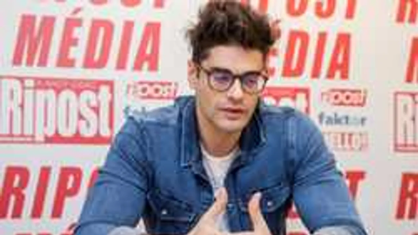 Jó hírek érkeztek a magyar énekesről: visszatért a betegsége után