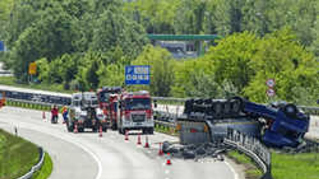 Fotók jöttek a délutáni, veszélyes anyagot szállító kamion balesetéről