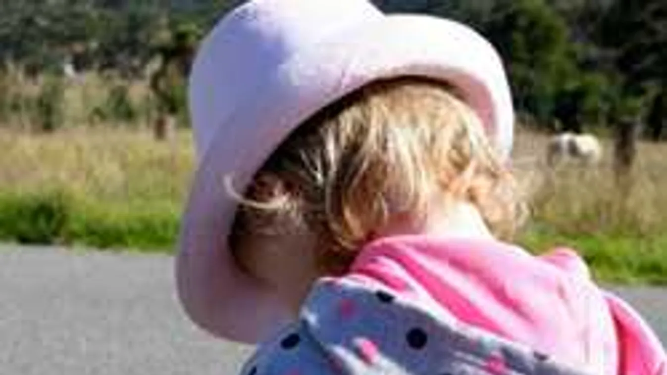 Sokkoló kép fogadta az apát: halott édesanyjára borulva aludt a 3 éves Hanna