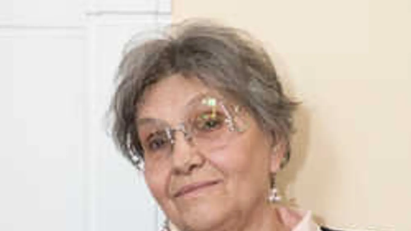 Megtörtént a kilakoltatás: Pécsi Ildikó az utcára rakta az unokáját