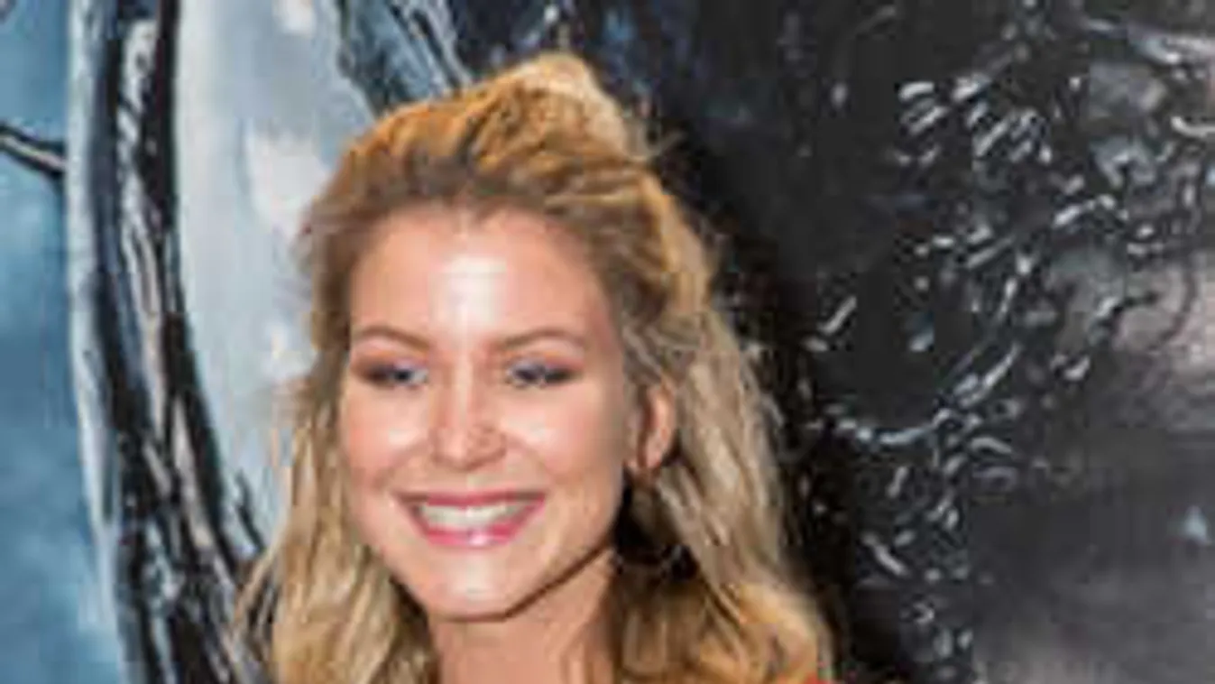 Micsoda cickók, menyasszonyi ruhában kapták le a magyar színésznőt