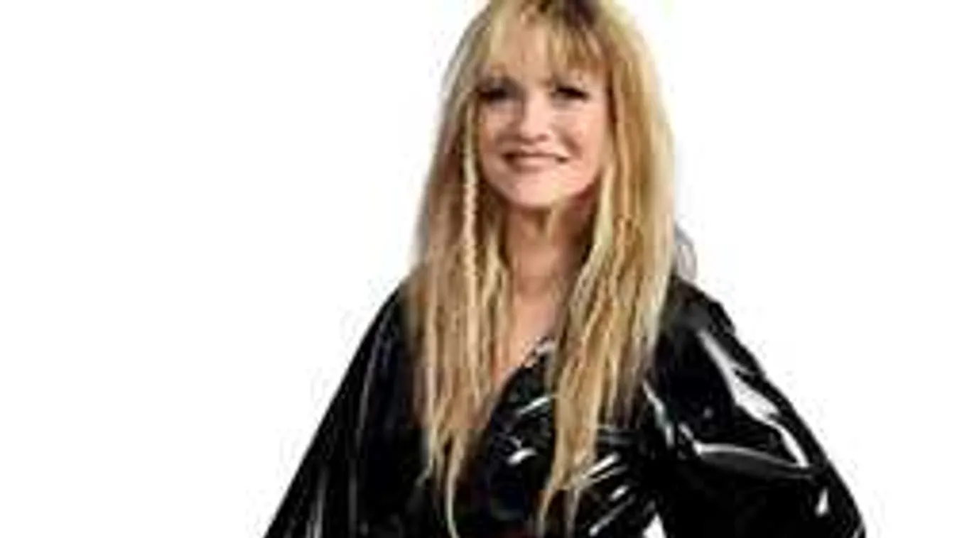 Összeesett a magyar énekesnő, majdnem elvérzett koncert közben