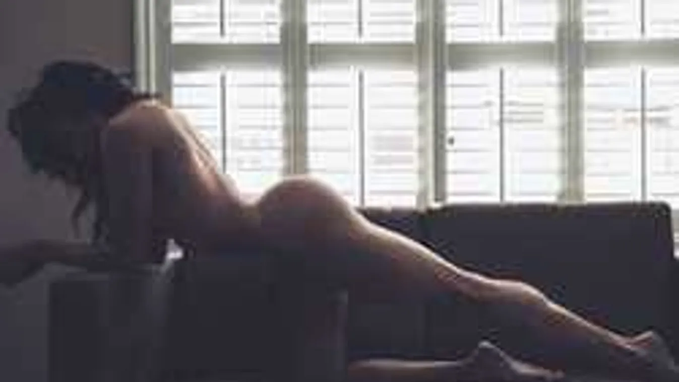 Meztelen szelfit posztolt magáról a fiatal modell!