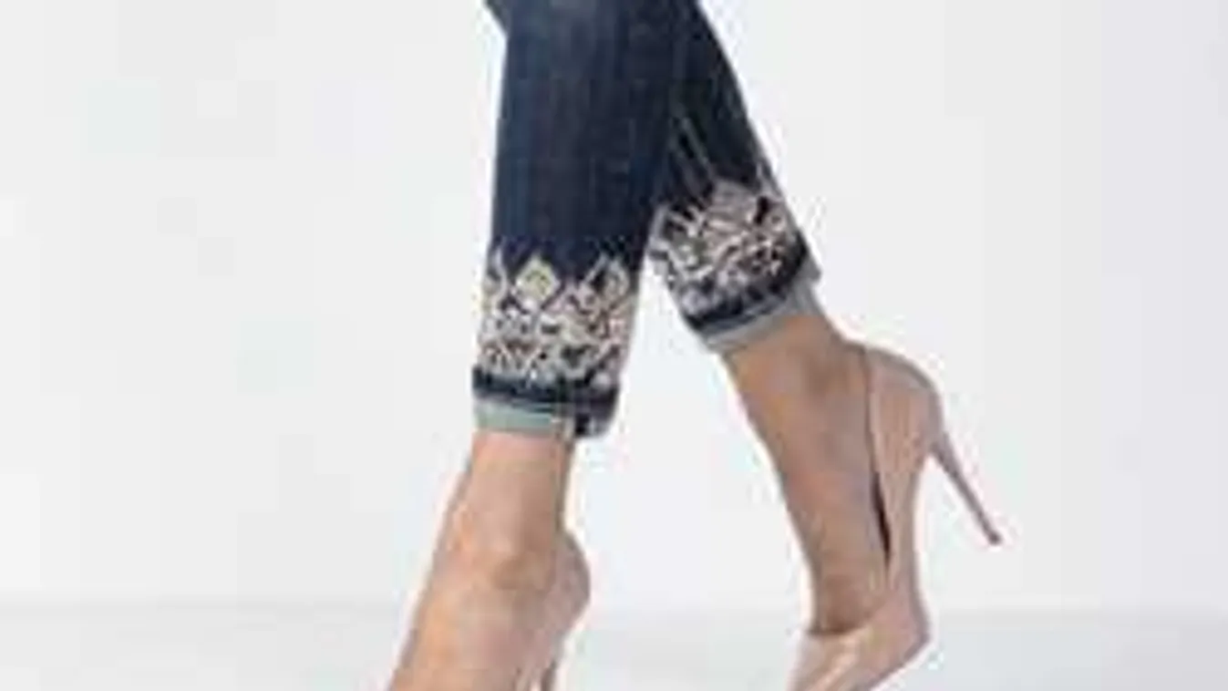 A lyukas farmernek leáldozott, döbbenetes, mi történik a női nadrággal