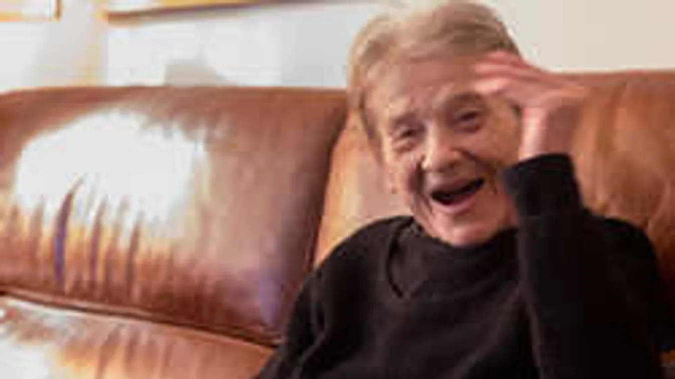 Erőre kapott és a kertben sétál Törőcsik Mari