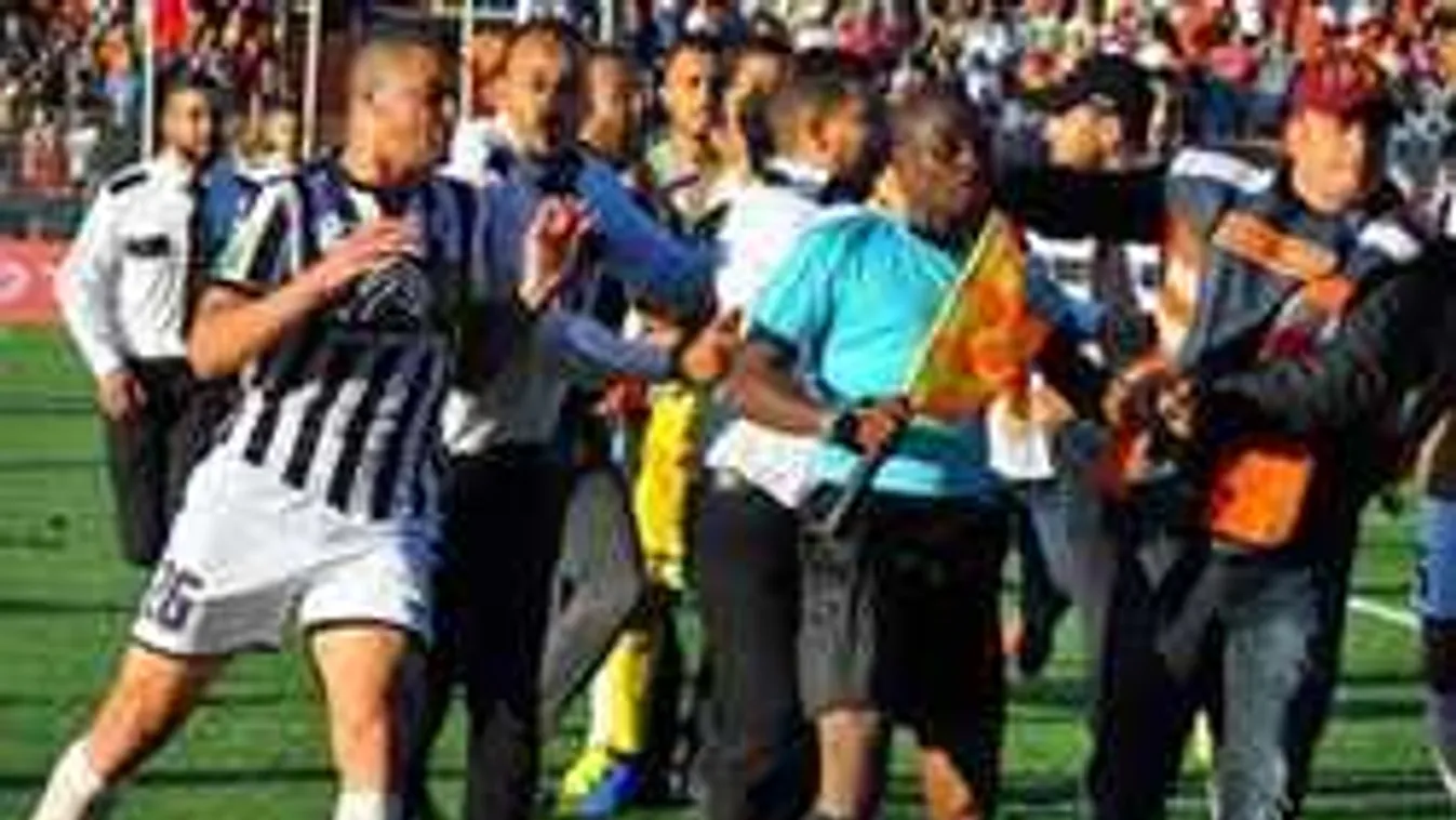 Életveszély a rangadón, üvegekkel dobálták, ütötték a bírókat