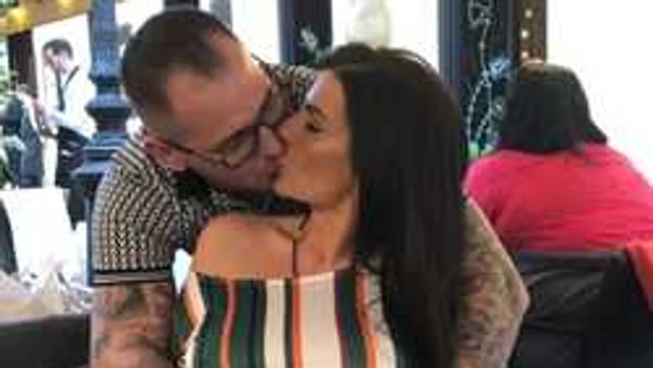 Megható pillanatok: sírva fakadt a kamera előtt Curtis felesége