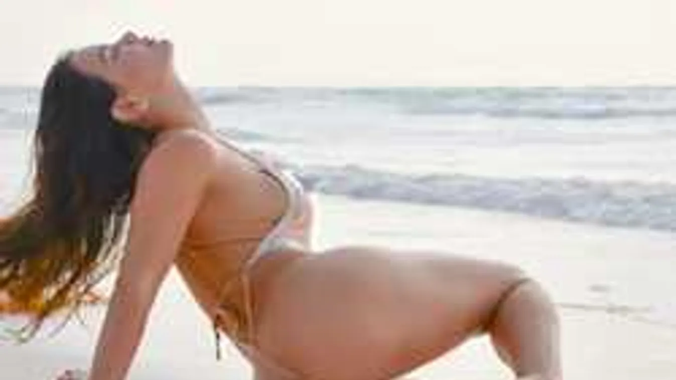 Bevállalta a botrányt, meztelenre vetkőzött a nagymellű edzőlány