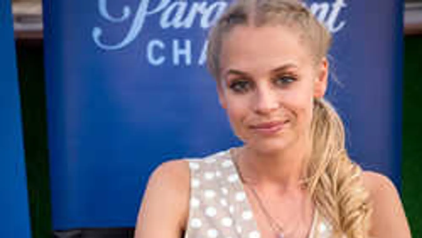 Mint két tojás: Iszak Eszti kiköpött mása a Trónok harca sztárjának