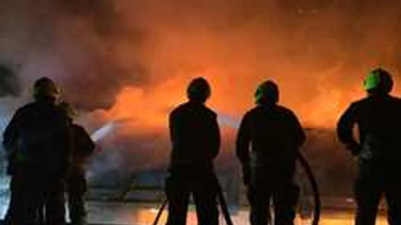 Hatalmasra csaptak a lángok a hotelben, menekítették az embereket a londoni luxusszállóból