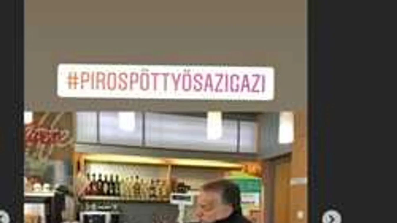 Orbán Viktor Szatymazon, egy Mol-kútnál a piros pöttyös Túró Rudival