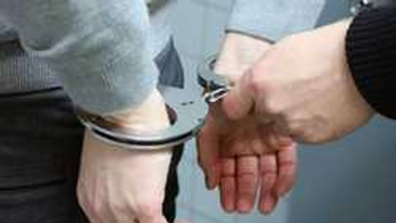 Fényes nappal tolta le nadrágját egy perverz a tolnai nő kertjében