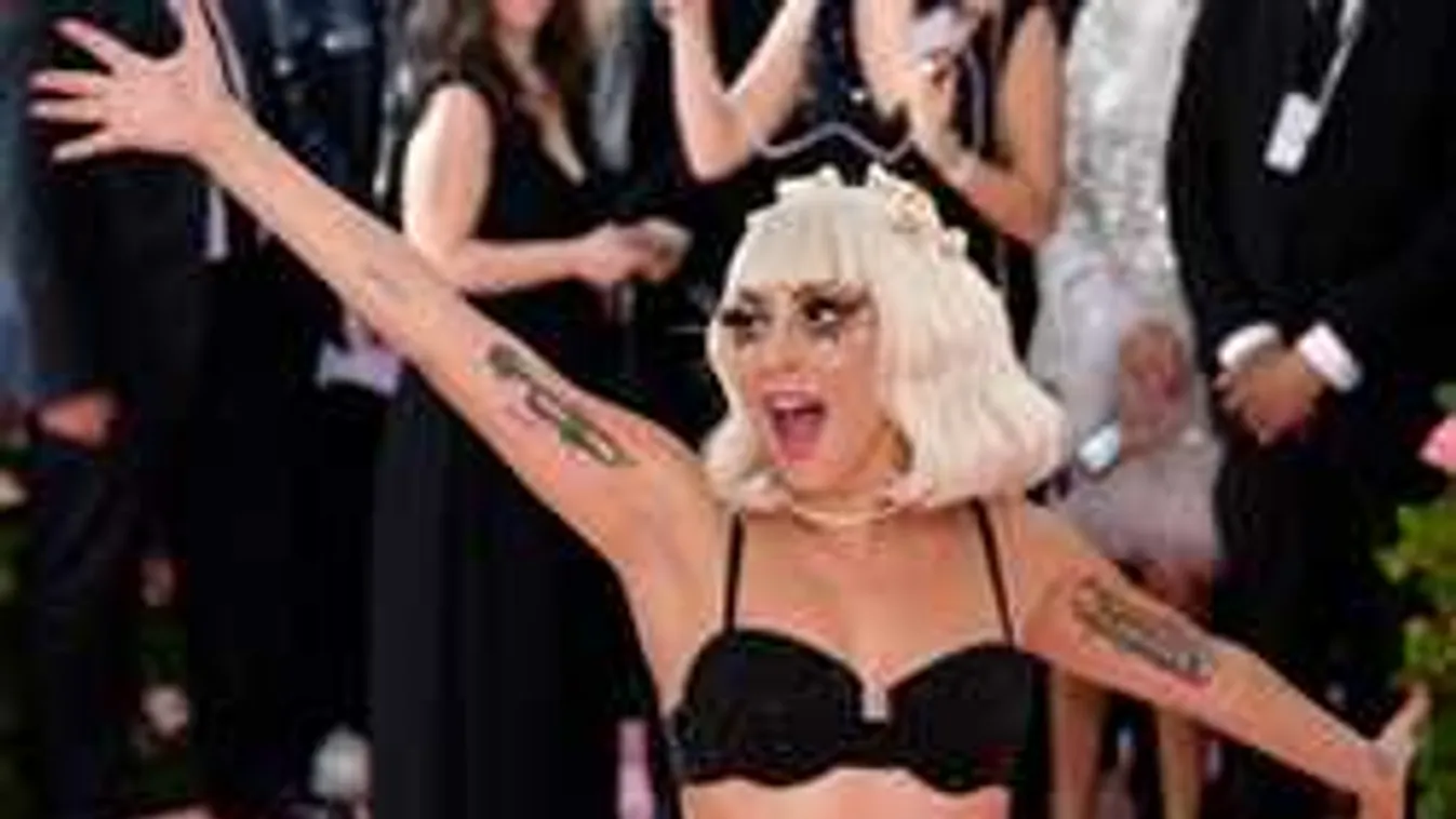 Villantak a fura ruhák alól a szexi testrészek az év partiján