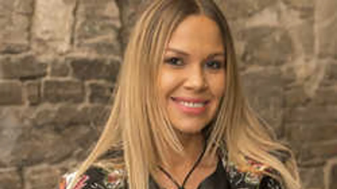 Õrületes, kólával szőkíti a haját Dundika