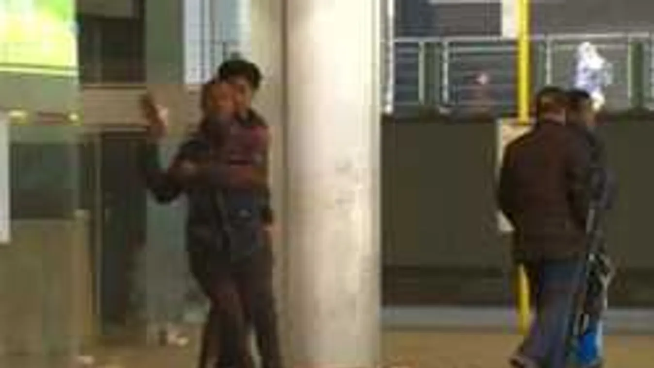 Kővel dobálta meg a tévéstábot egy migráns a brüsszeli vasútállomáson