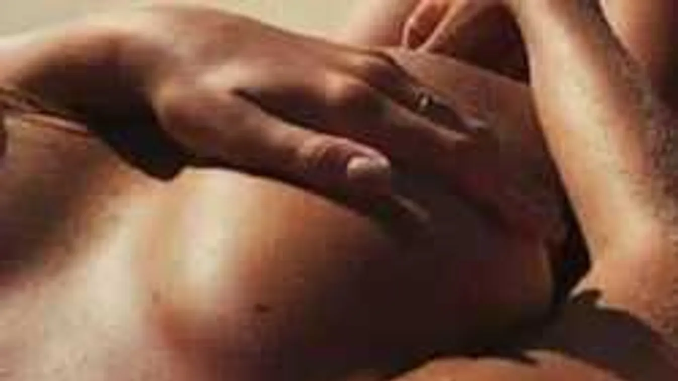 Ahol most is süt a nap: meztelenül sütkérező lányt kapott le a lesifotós