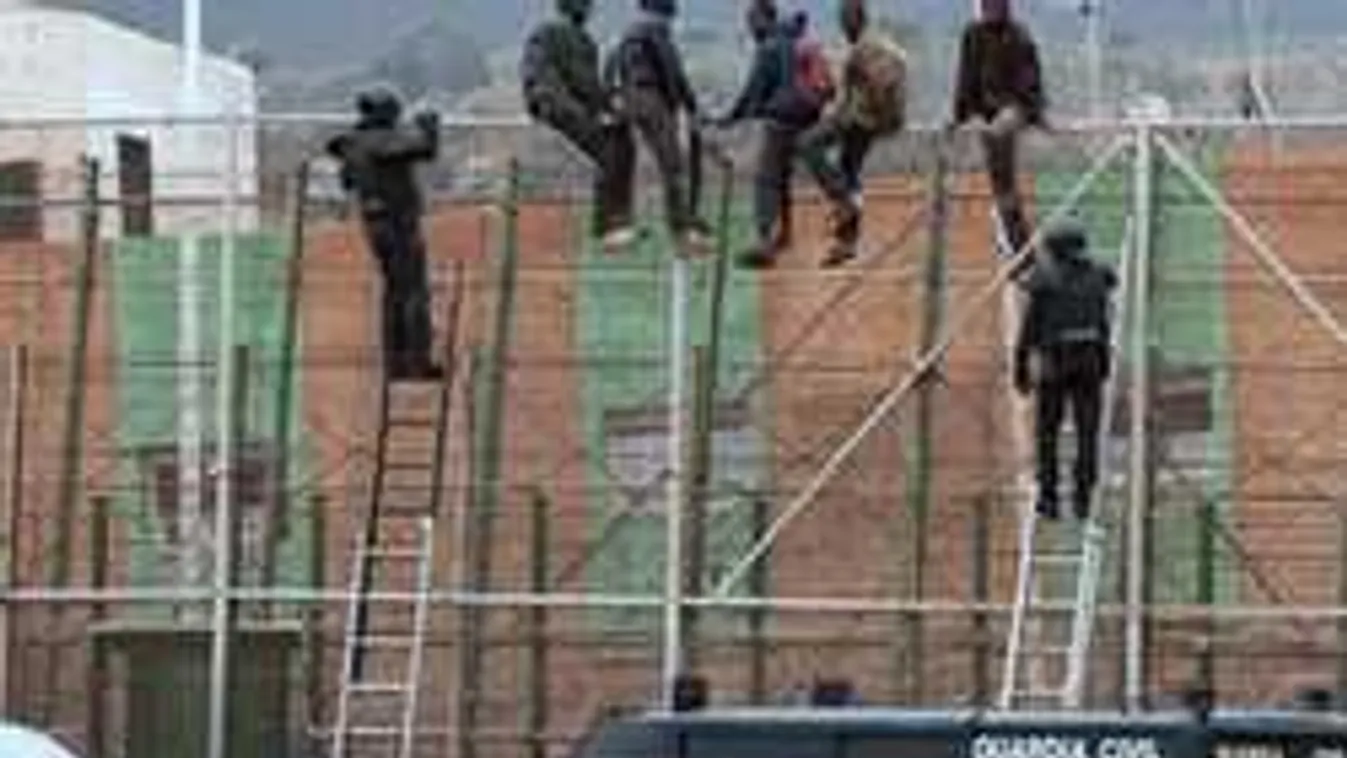 4 határőr megsérült, hatalmas migránsroham a határkerítésnél