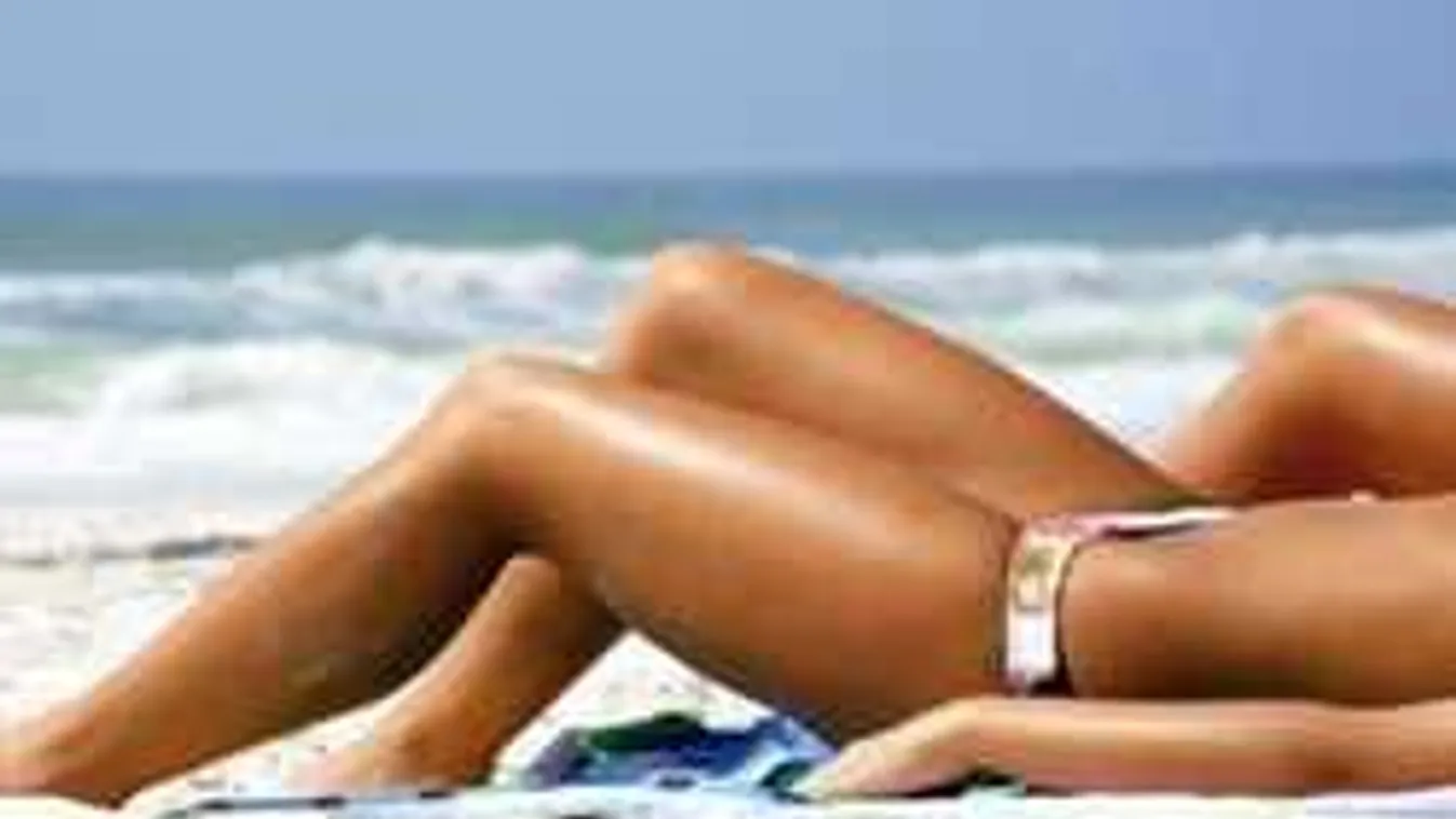 Hajón monokiniző lányokról készített lesiképet a fotós