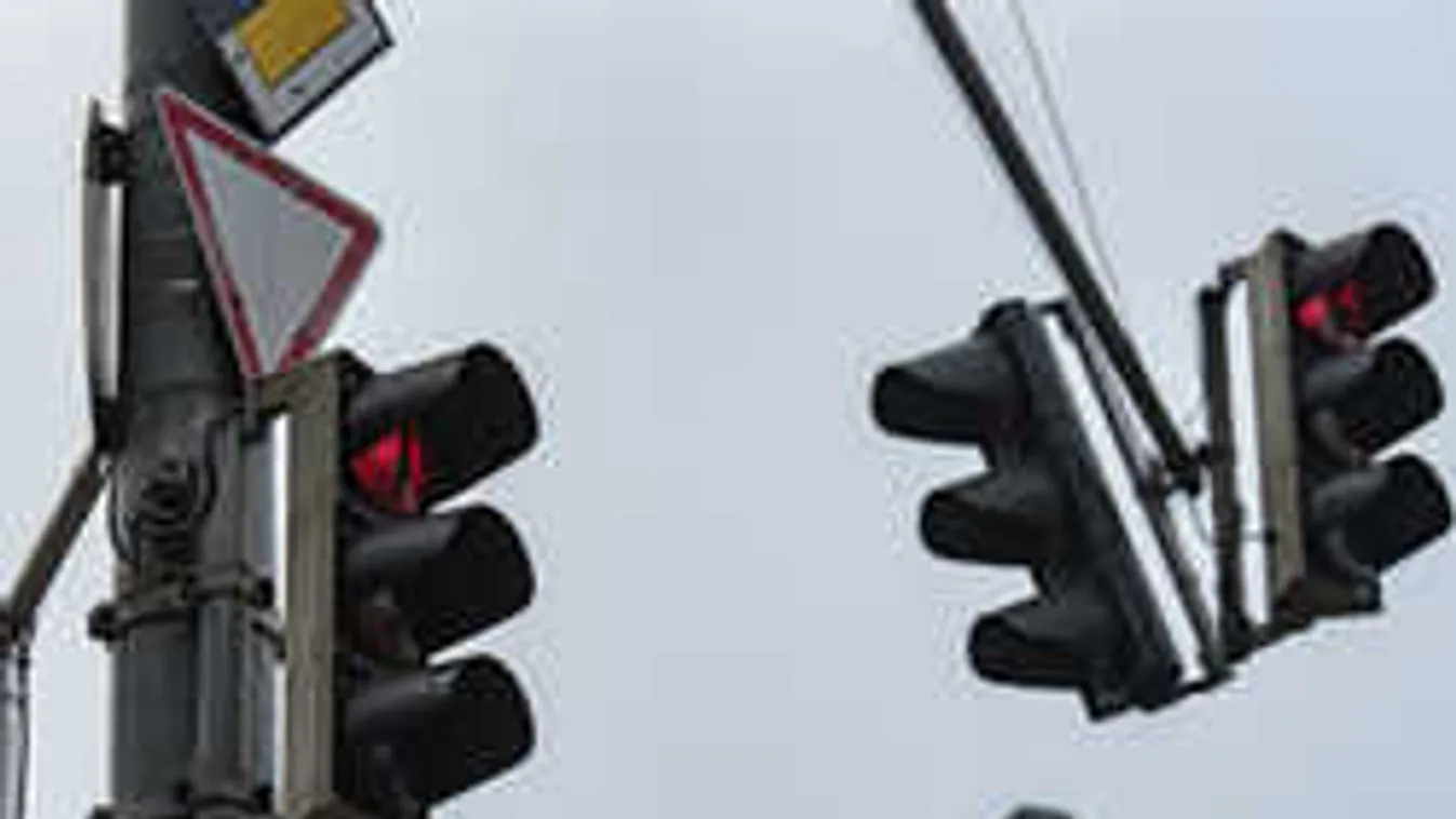 Csúnyán benézte a kanyart a győri autós, szembement a forgalommal - videó!