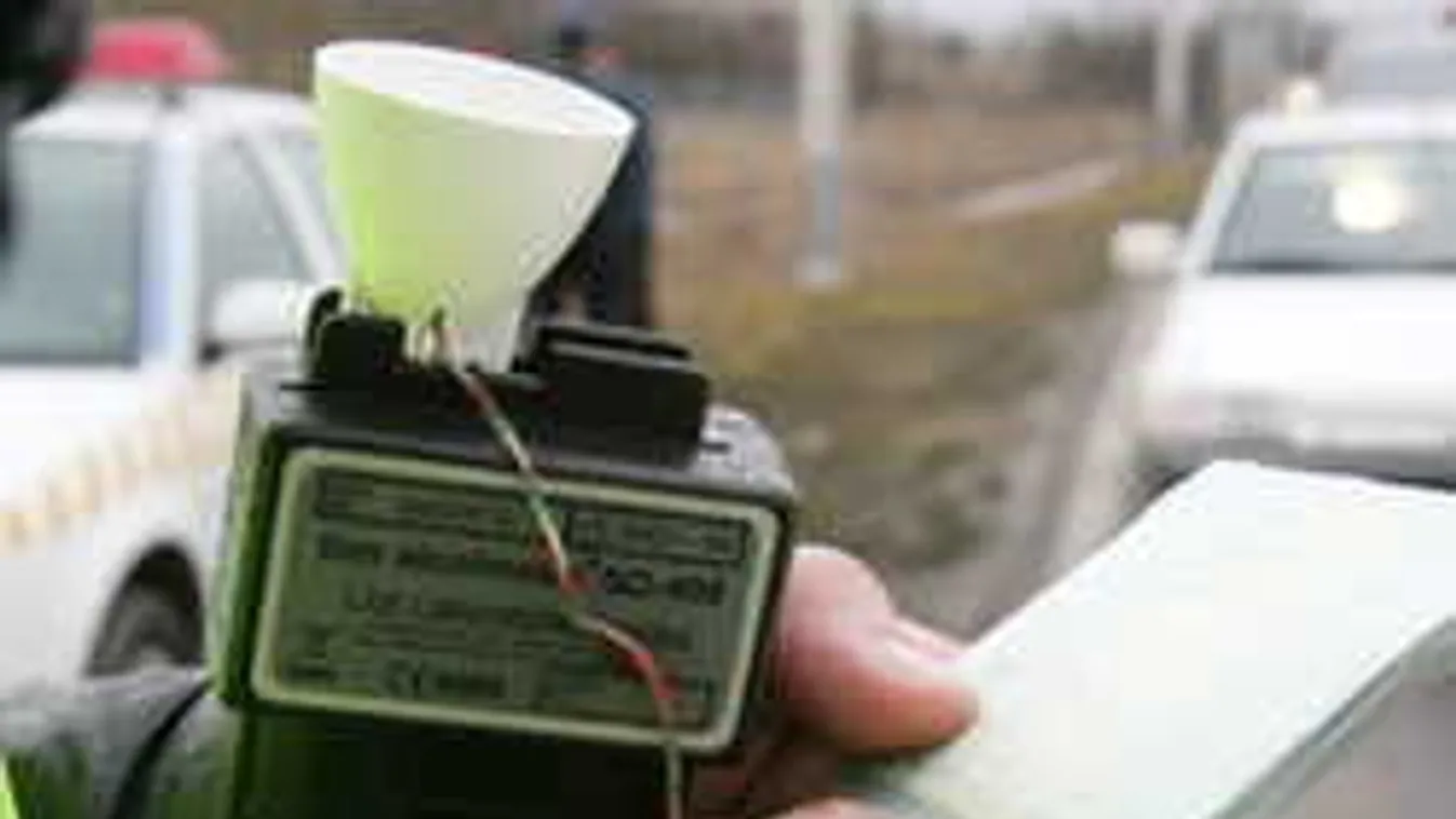 Ittas rendőr balesetezett, az út közepén borult fel kocsija