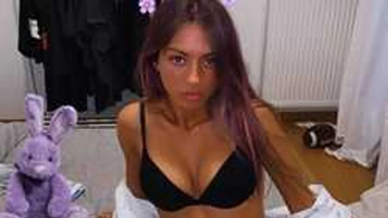 A liftben villantotta meg méretes cicijeit a fiatal influencer!