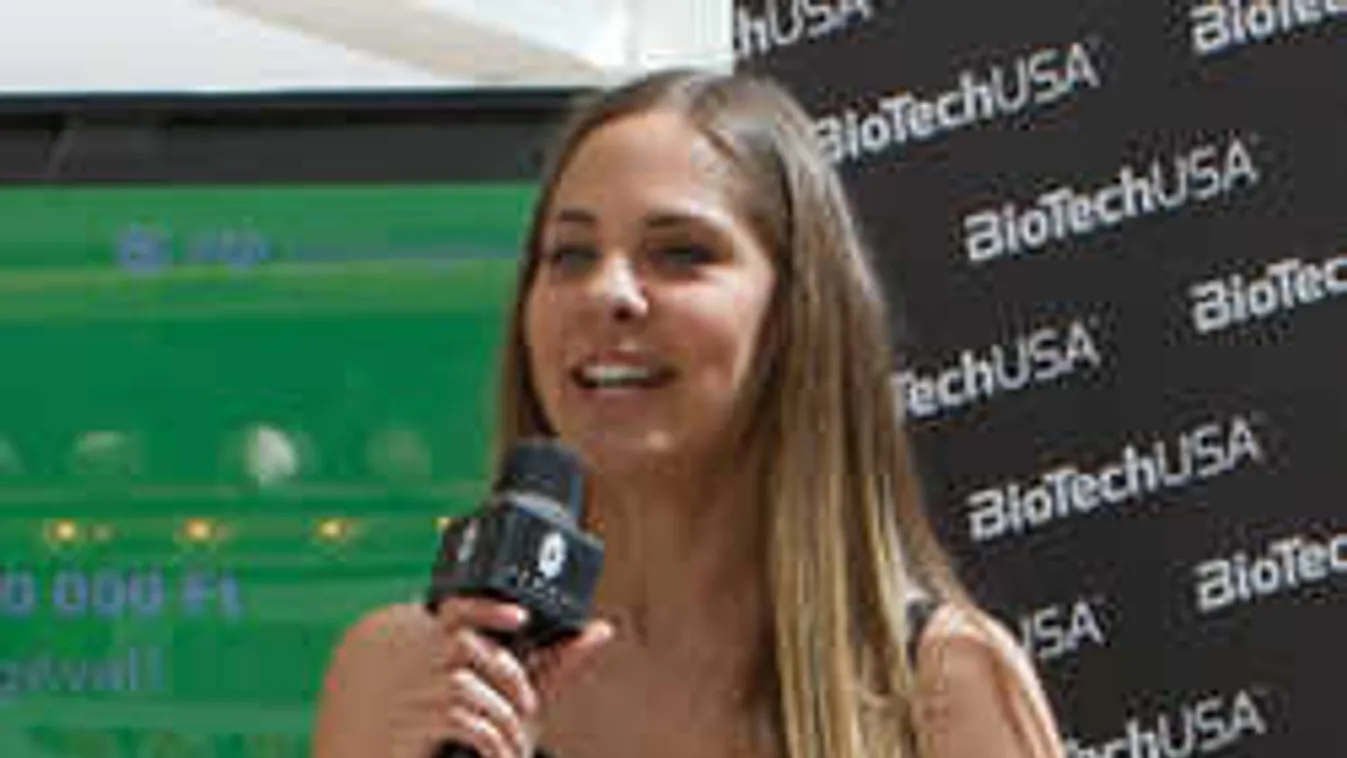 Pikáns meztelen fotó készült a fürdőkádban Adáról