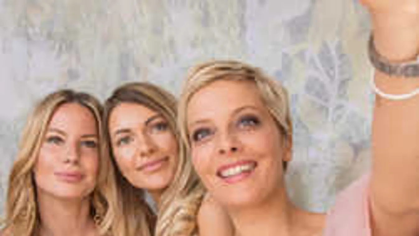 Te felismered? Különleges fotóval nosztalgiázik a magyar sztár