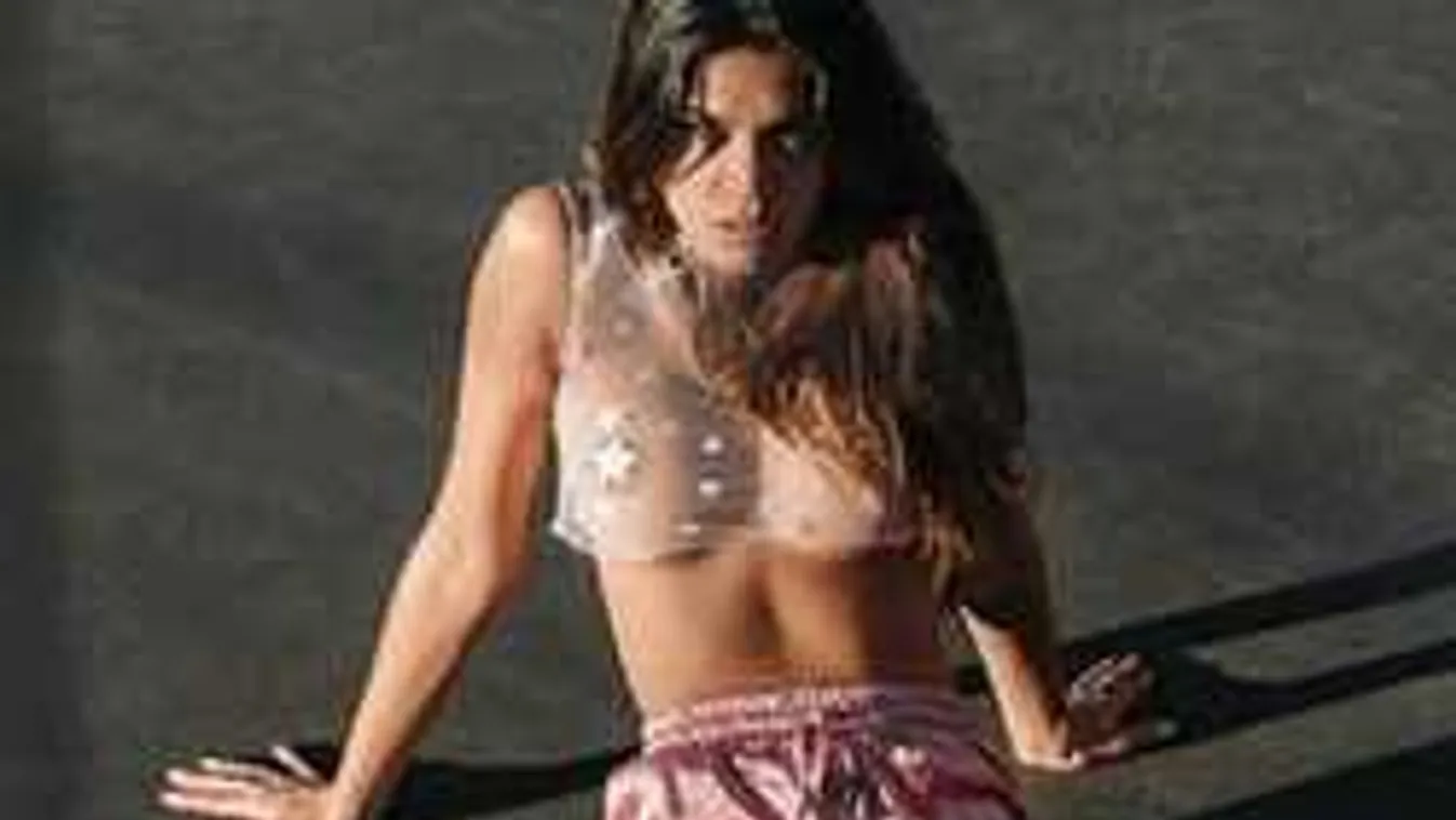 Az Eiffel-torony előtt pucérkodott a hatalmas mellű turistalány!