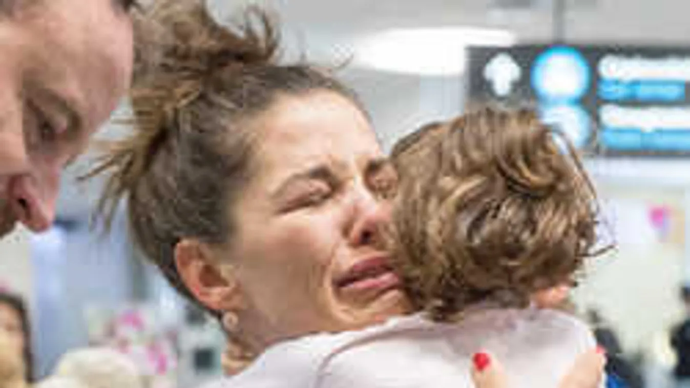 Exkluzív fotók: zokogva ölelte magához a gyermekeit Ördög Nóra