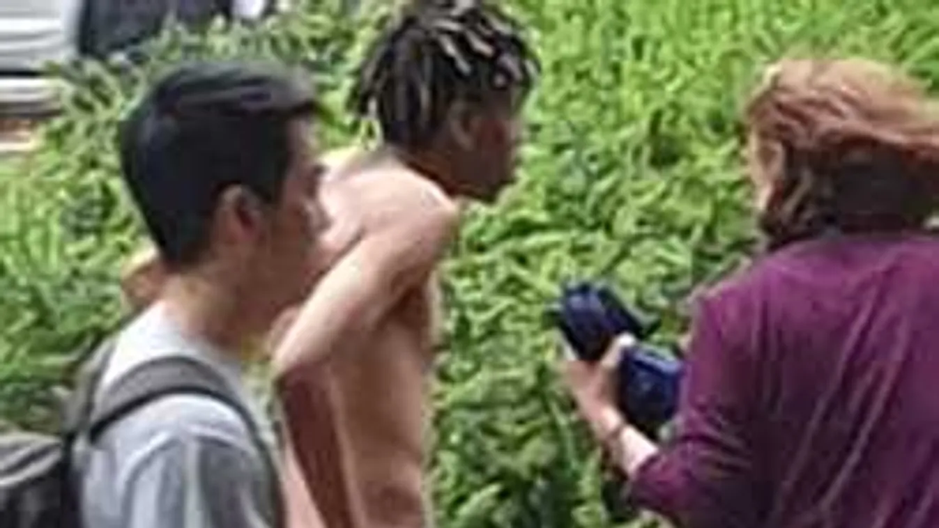 A Kálvin téren vetkőzött meztelenre: Rendőrök teperték le a férfit-Kép