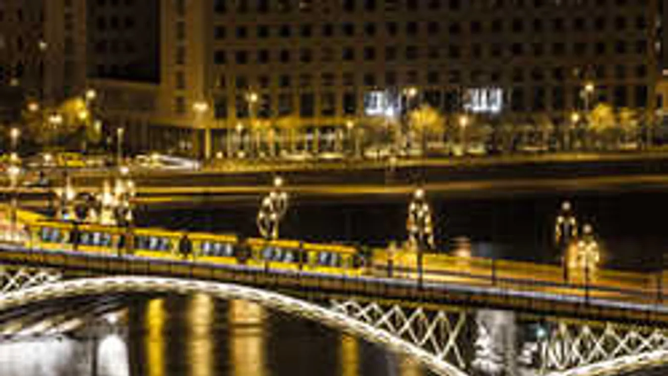 Ez a nő rúgta le a kőkeresztet a Margit hídon lévő Szent Koronáról