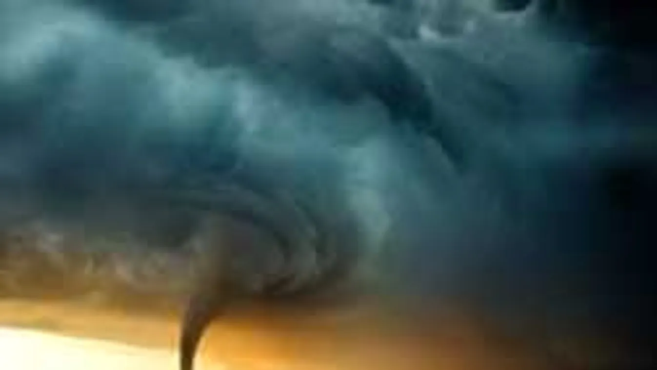 Hátborzongató: így néz ki belülről egy pusztító tornádó! - videó