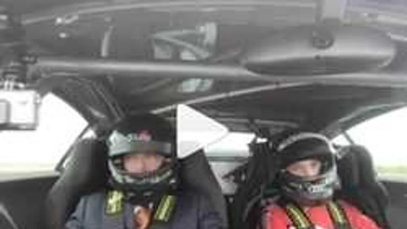 Orbán Viktor: Mint a villám - videó és képek a tesztpályáról