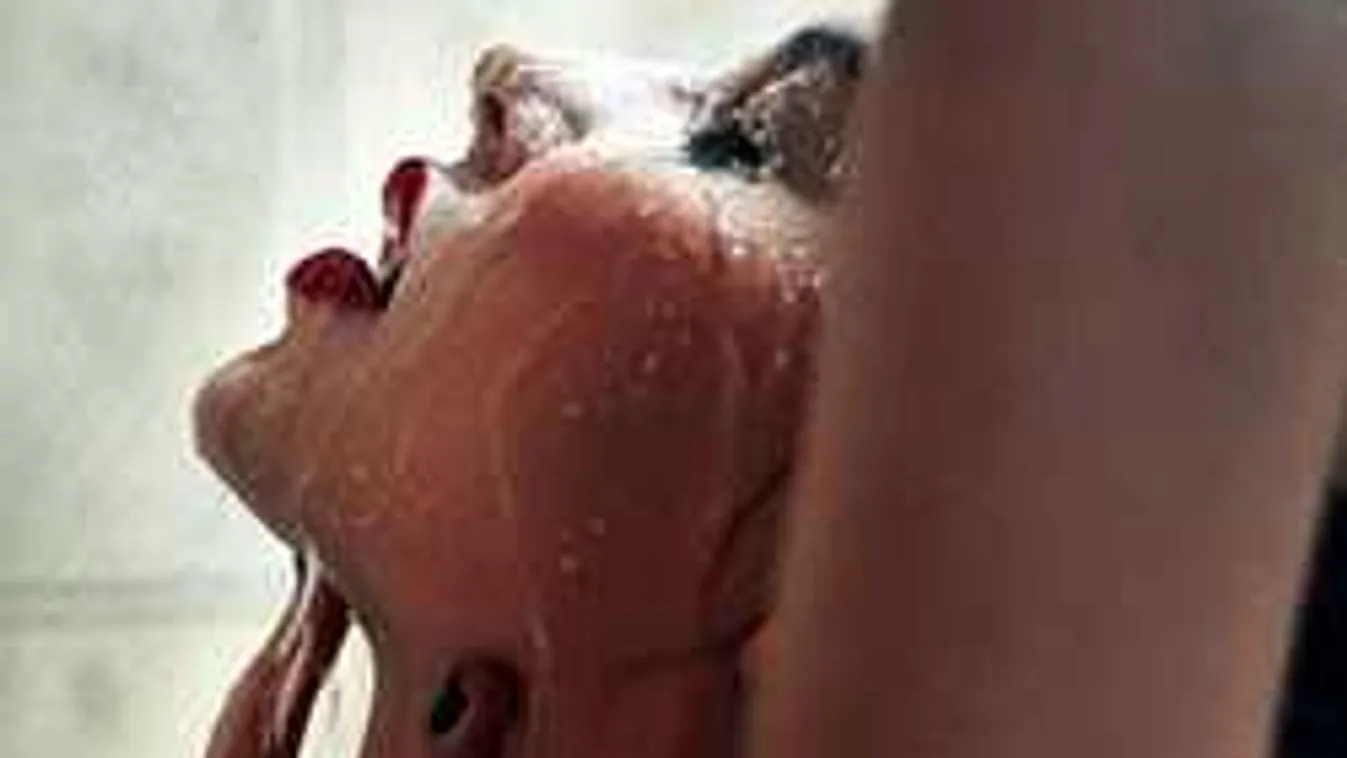 Zuhanyzás közben közben fotózták le a mit sem sejtő leányzót