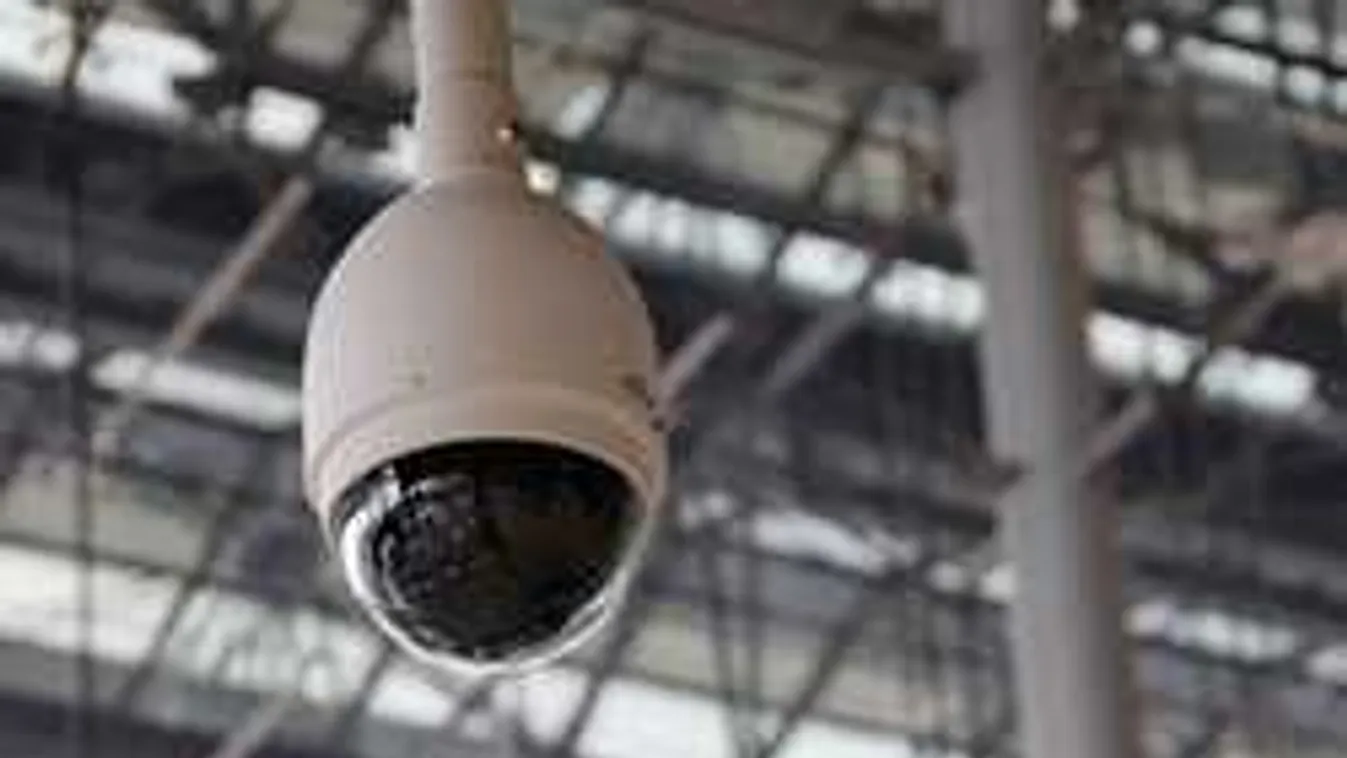 Hihetetlen, mit tett a férfi két húgával a budai plázában - Levideózták