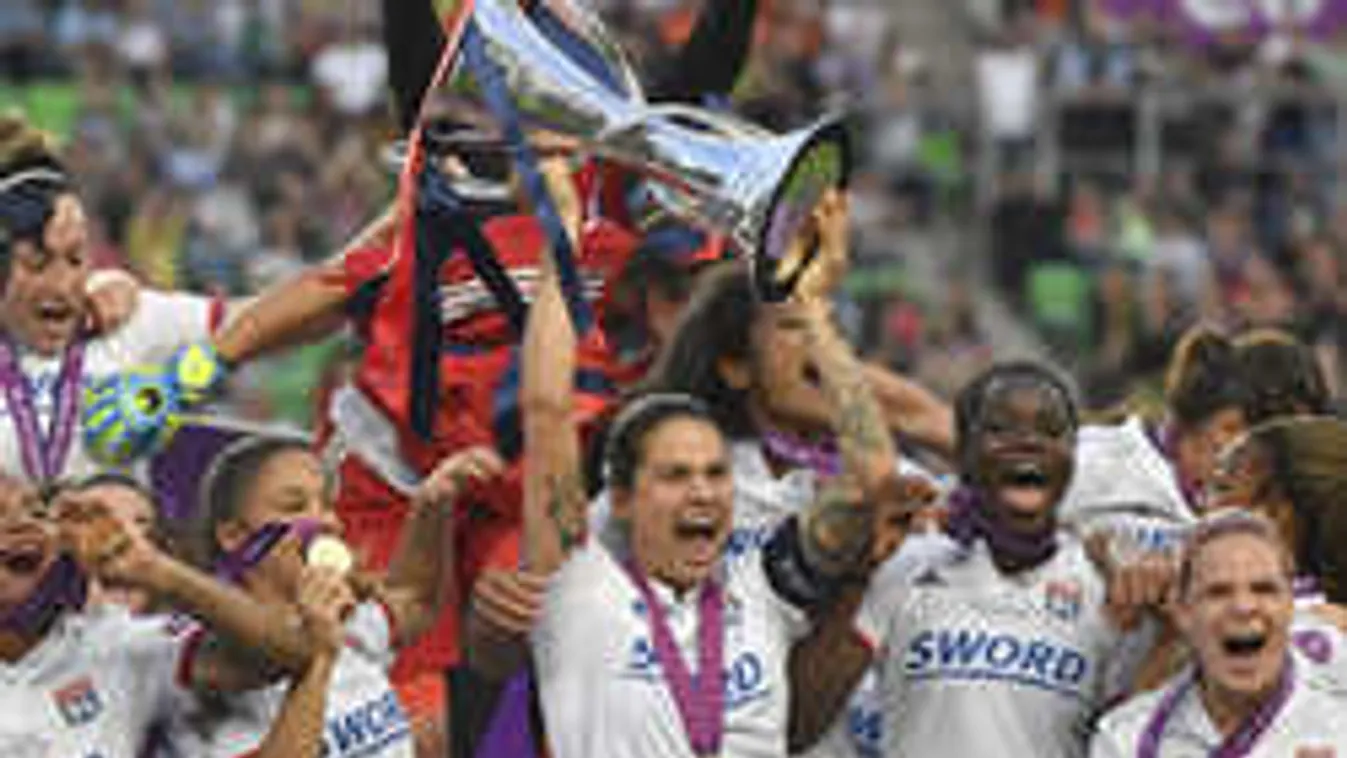 Kamerák előtt, élő adásban sírta el magát a magyar sztár