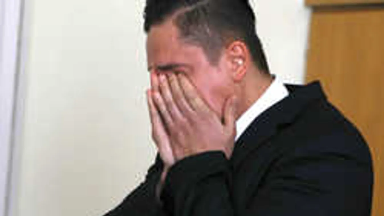 Tárgyalás utáni kínos percek: ez várta kocsija szélvédőjén Auréliót