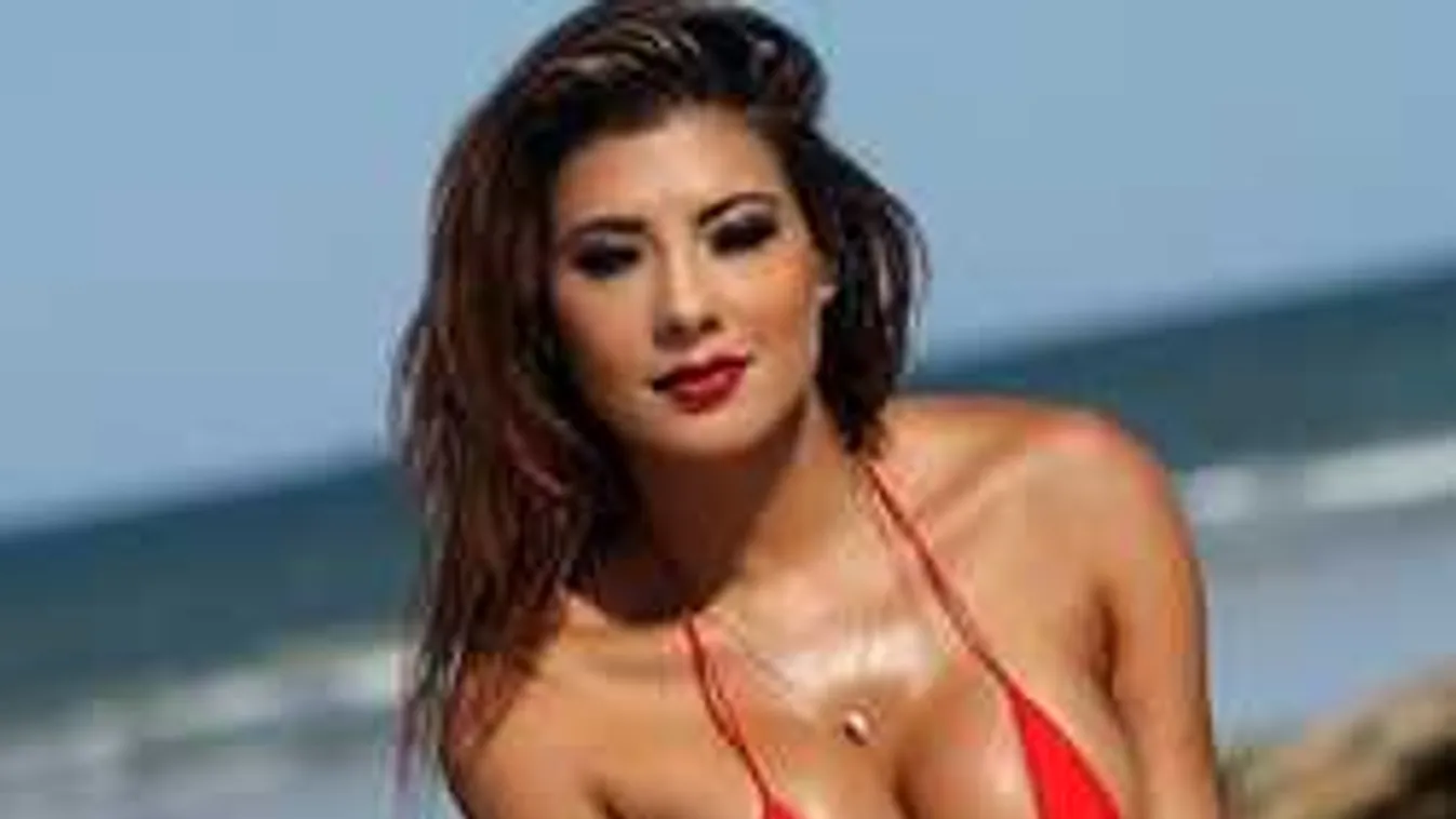 Ledobta a felsőt kávézás közben a hatalmas keblű színésznő