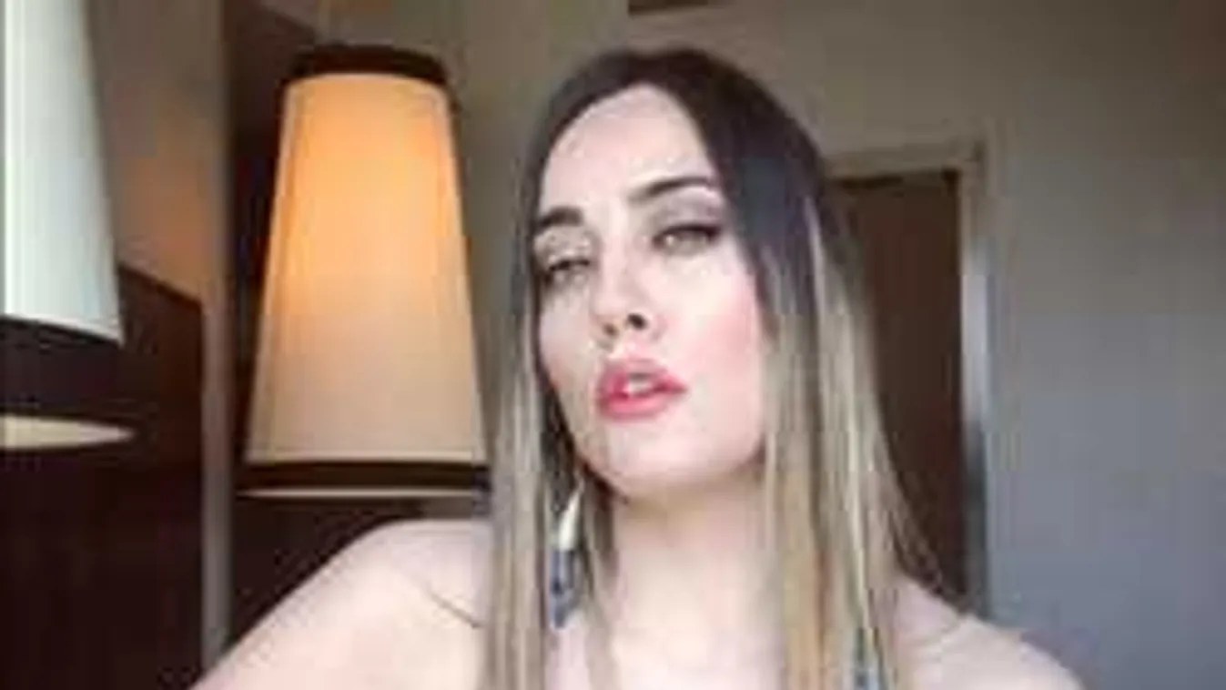 Izgató fotó, félmeztelenül reggelizik a gigamellű szurkolólány