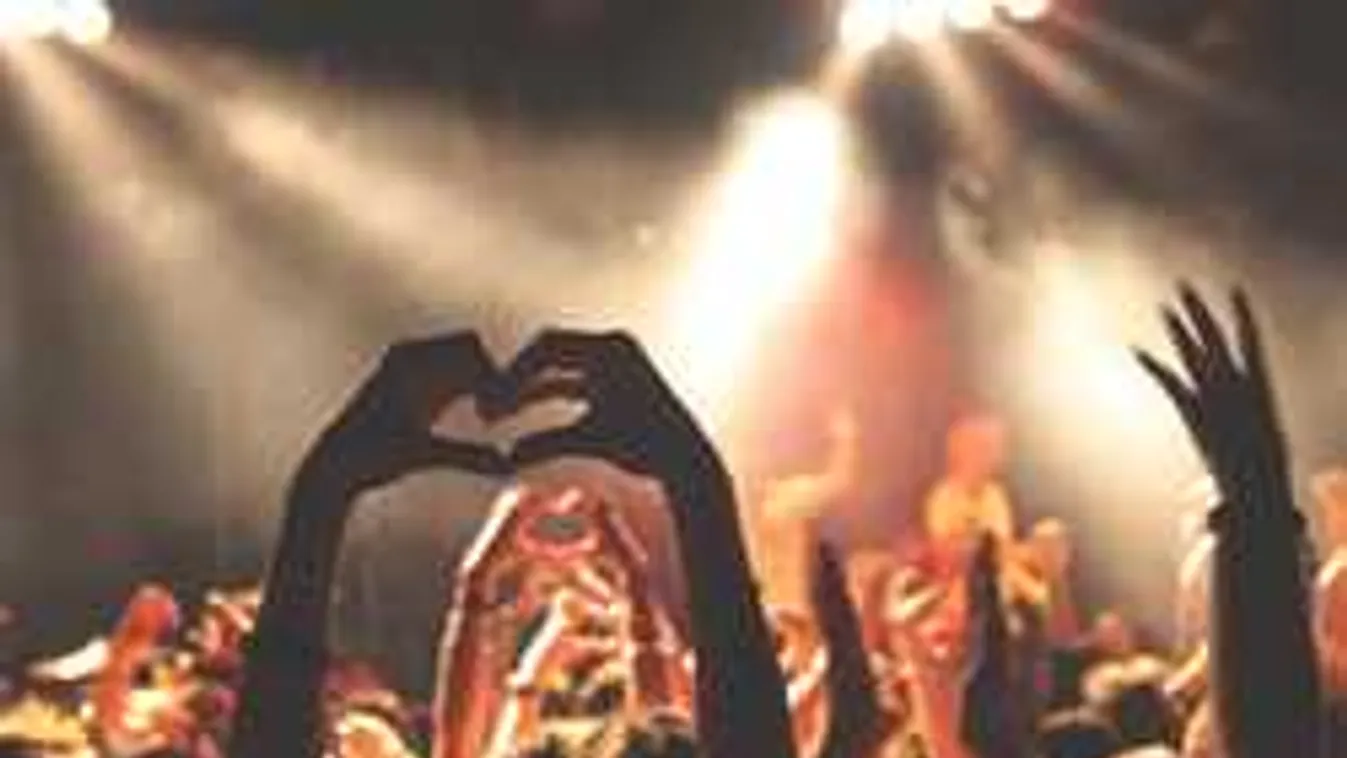 Migránsok molesztálták a lányokat egy koncerten