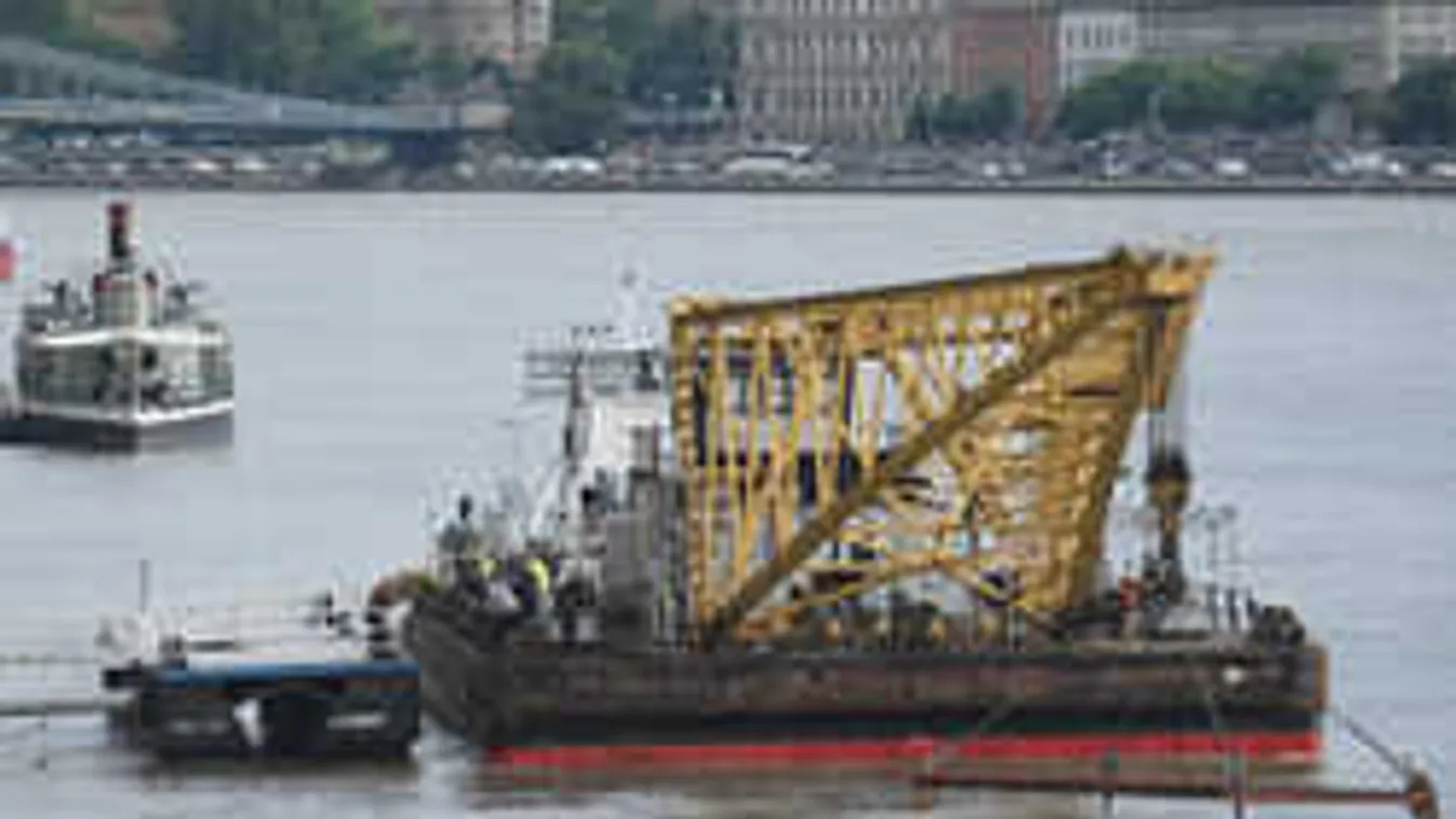 Drámai pillanatok: Megérkezett a kiemelődaru a dunai hajóroncshoz